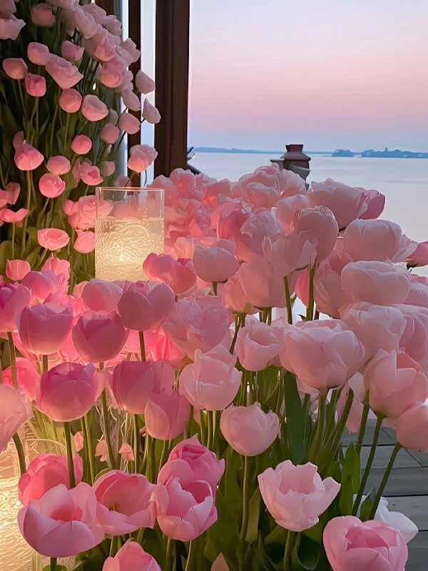 Bó hoa tulip hồng trang trí bên cửa sổ