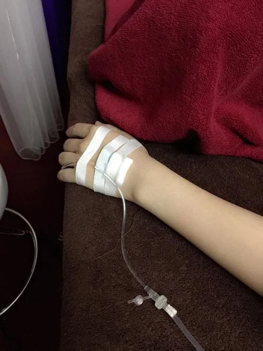 Những hình ảnh truyền nước biển tại tay nam và nữ đầy ấn tượng