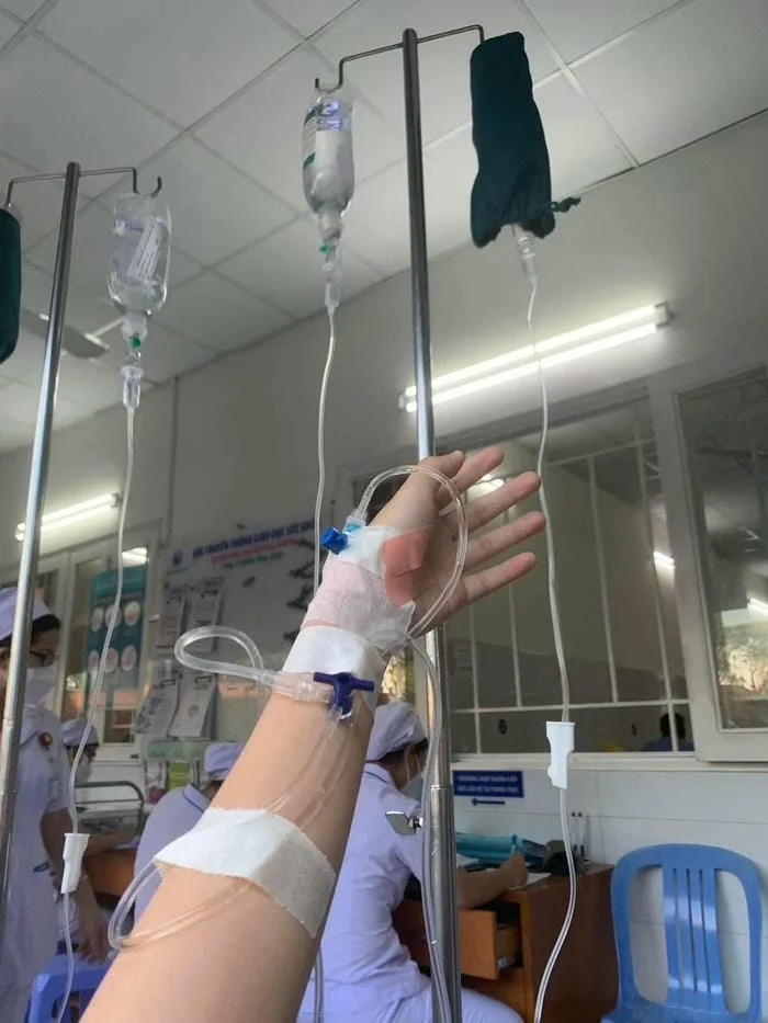200 Hình ảnh truyền nước biển ở tay nam và nữ chân thật 100% (2)