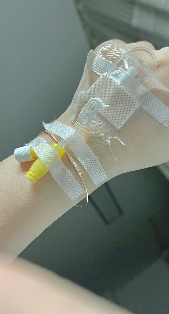 200+ Hình ảnh truyền nước biển trên tay nam và nữ chân thực