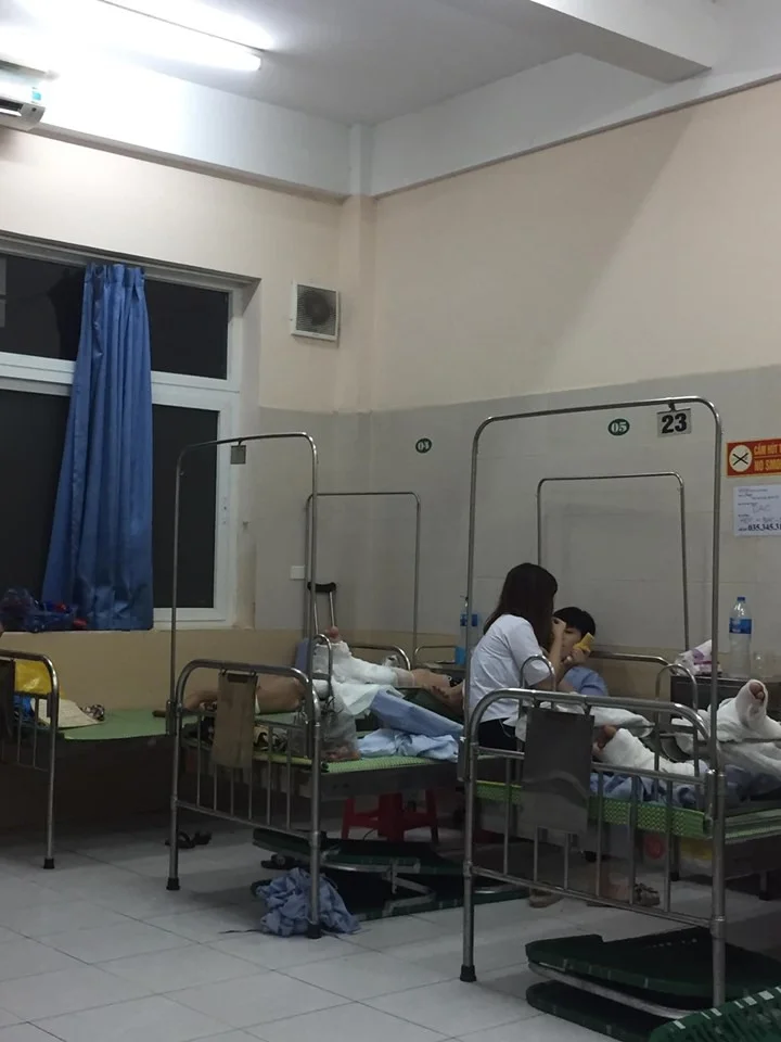 Phòng bệnh viện với nhiều giường bệnh