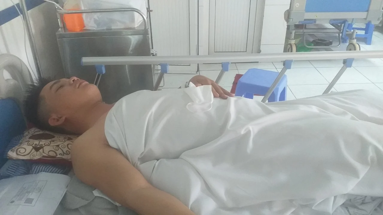 Chồng tai nạn ngày cận Tết, vợ mới sinh con chạy khắp nơi vay mượn vẫn không đủ tiền viện phí.