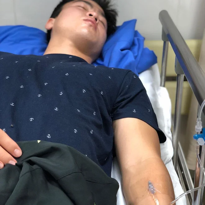 Xót xa hình ảnh Duy Mạnh nằm truyền nước tại bệnh viện trong đêm trước trận đấu với Bình Dương