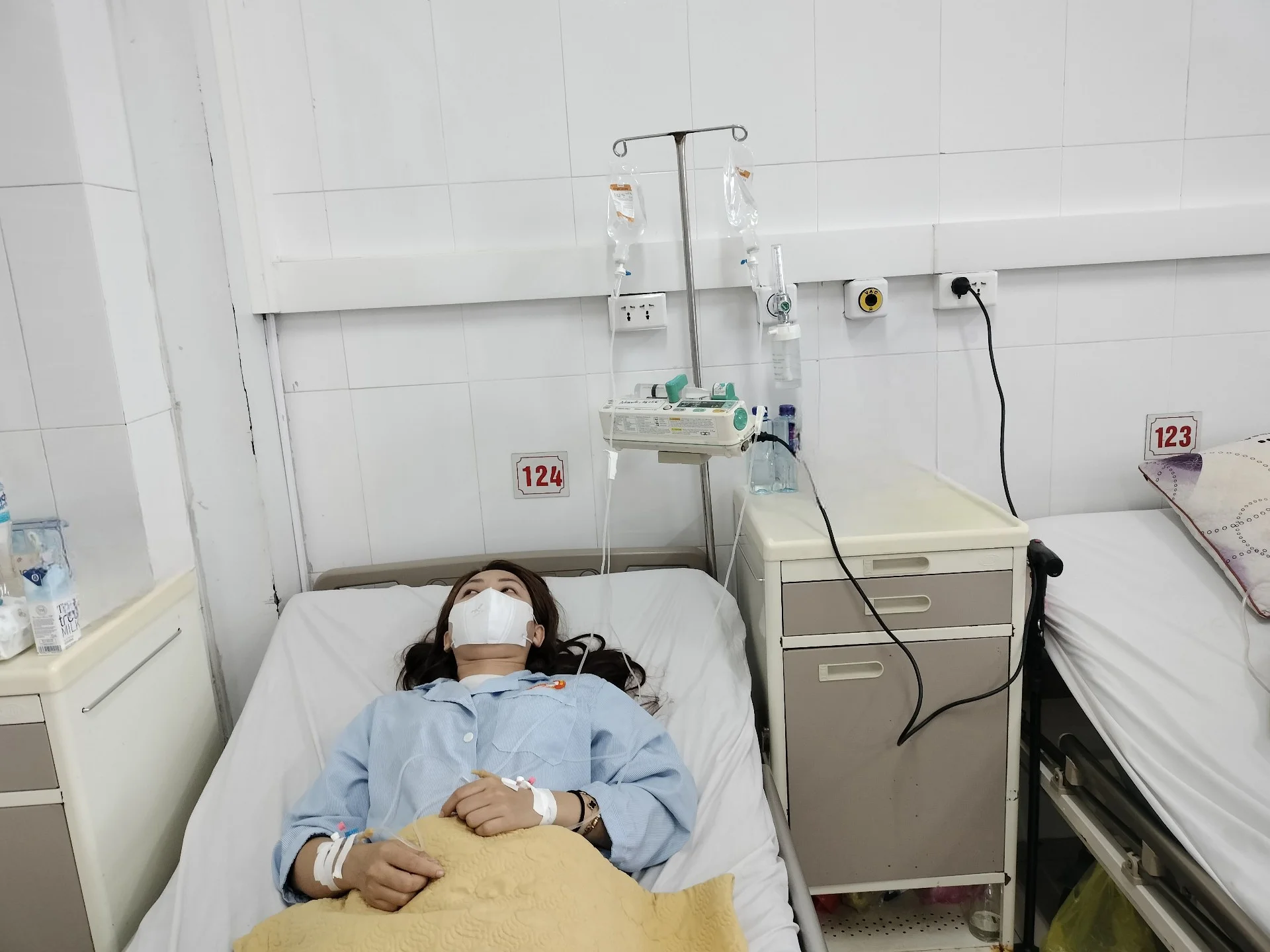 Bệnh nhân nữ nằm truyền dịch trong bệnh viện