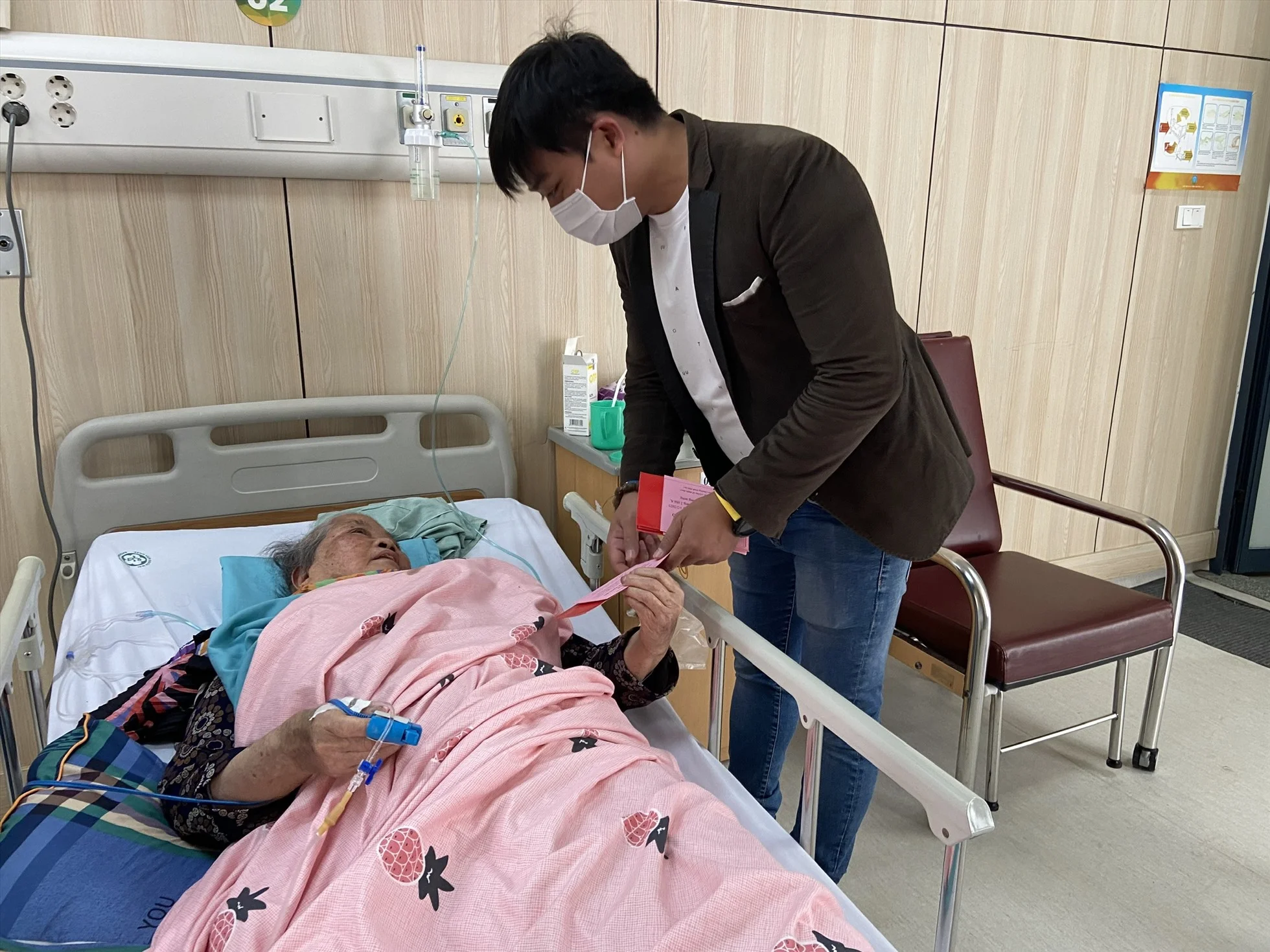 Những bệnh nhân cao tuổi đi hái lộc, xin chữ cầu may