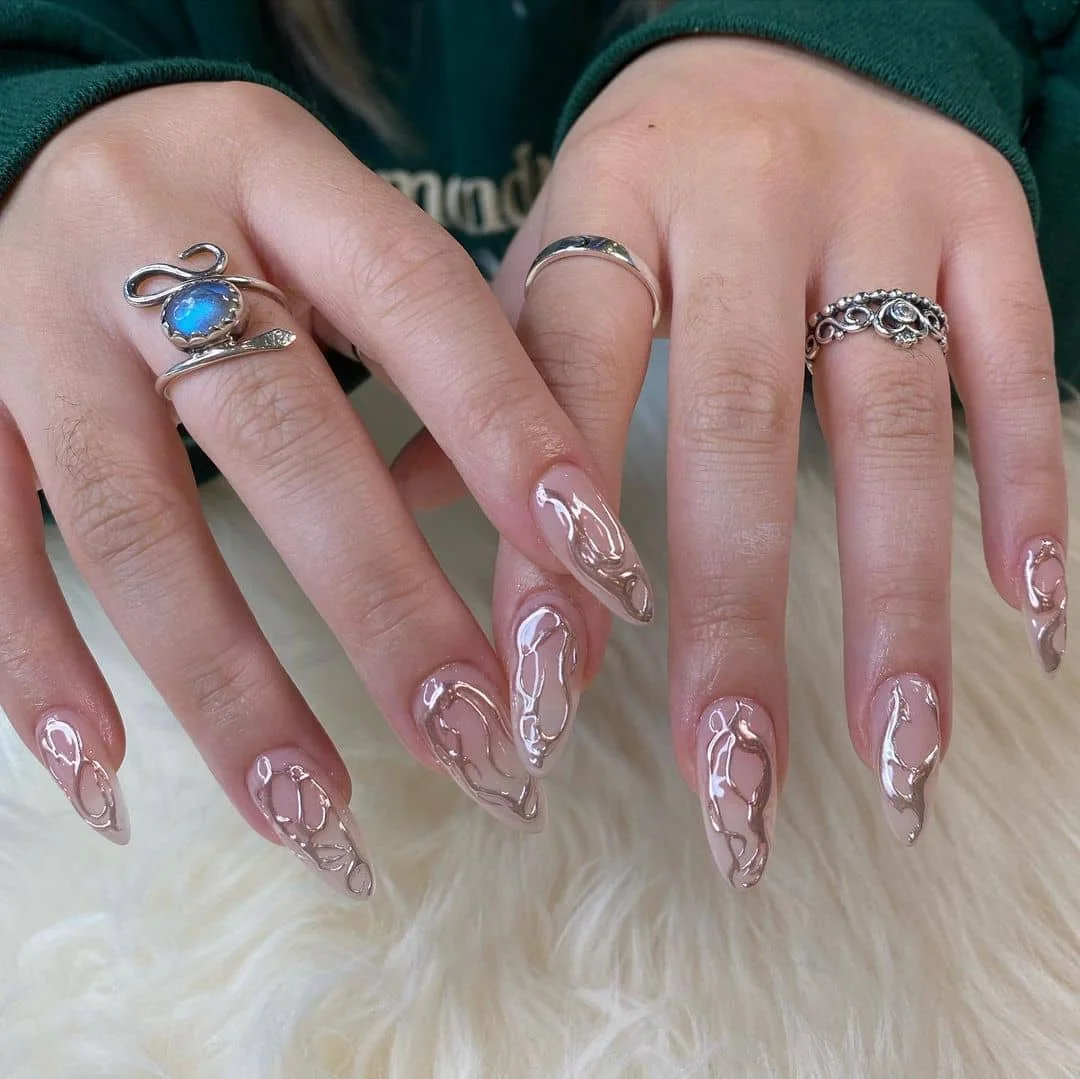 Mẫu nail tết với họa tiết vân đá và đường nét uốn lượn nghệ thuật