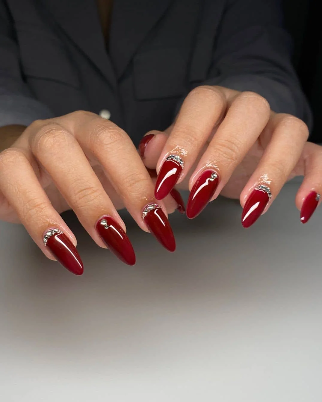 Mẫu nail đỏ sang trọng cho dịp Tết