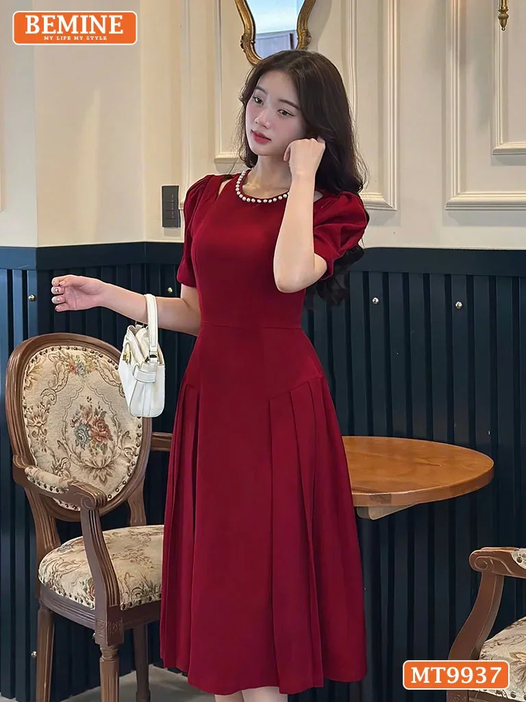 Mẫu đầm suông mới nhất màu đỏ đô thanh lịch phối cùng túi xách trắng sang trọng