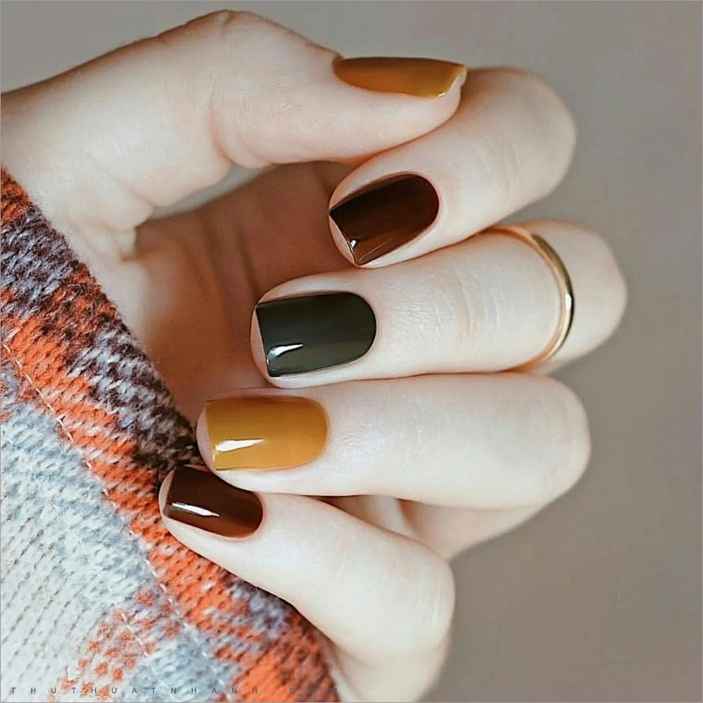 Mẫu móng tay đẹp be ánh vàng kim tuyến