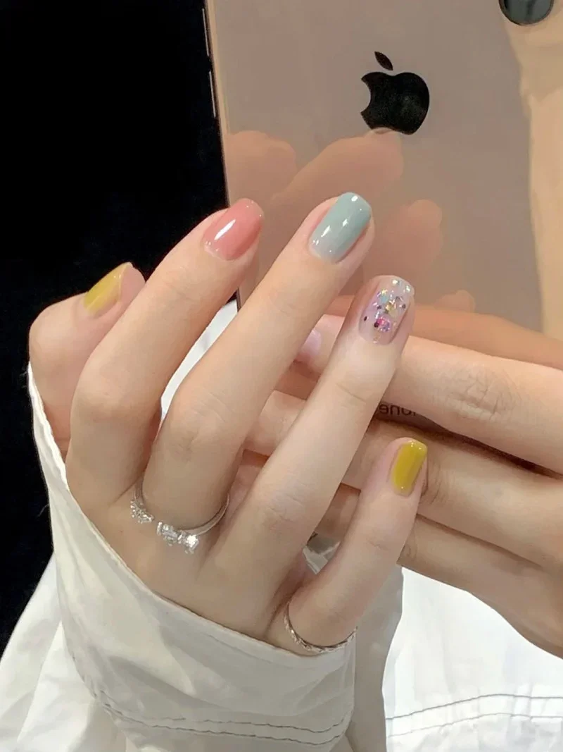 TOP 15 Mẫu Nail Nhiều Màu Cực Chất Cho Nàng Năng Động (2)