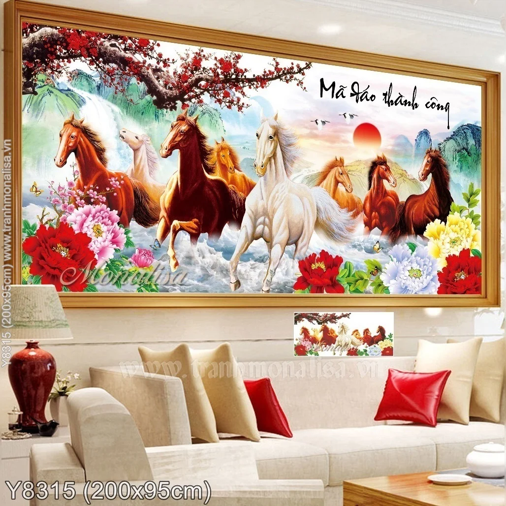 Cô gái tóc dài nhìn điện thoại sticker ngựa đỏ mã đáo thành công