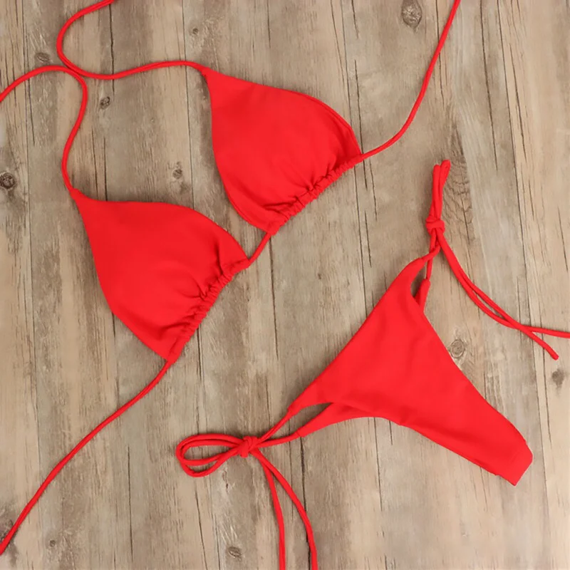 Bộ bikini 2 mảnh nhỏ màu đỏ rực rỡ trên nền gỗ