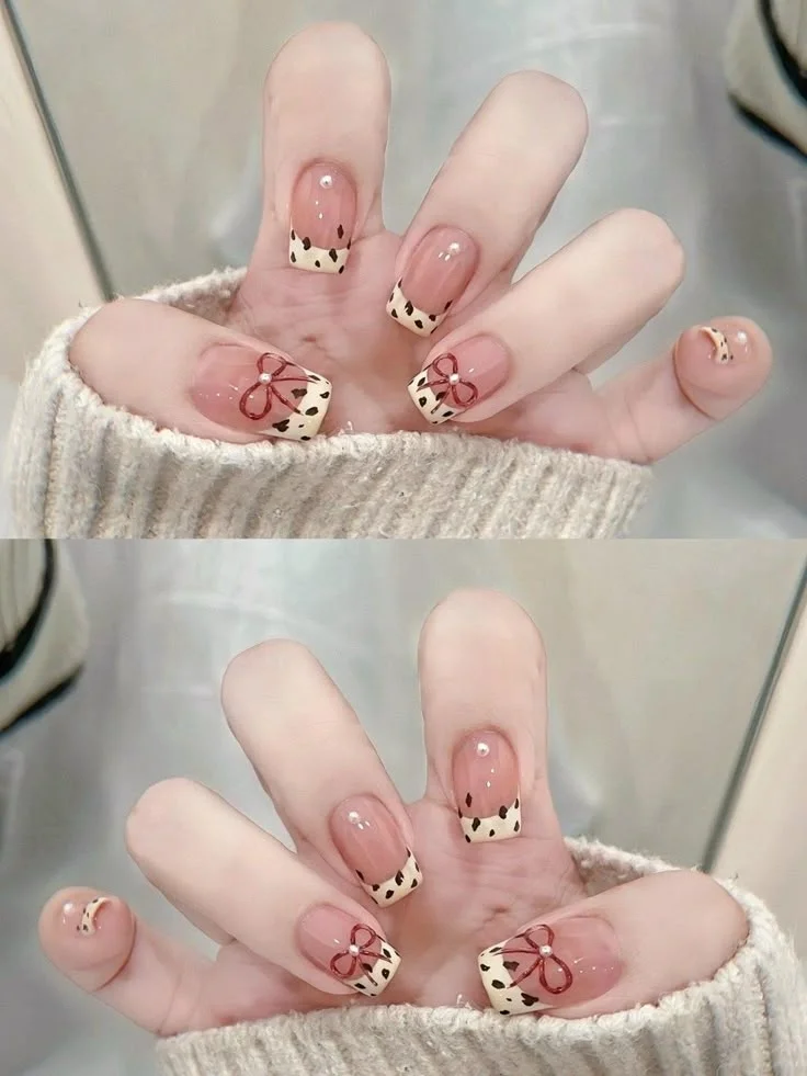 Mẫu móng tay hồng pastel họa tiết hoa và chấm bi dễ thương