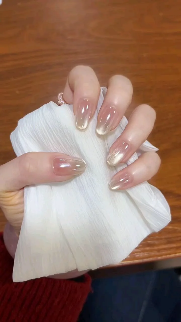 Móng tay đẹp màu hồng sữa dáng hạnh nhân với đầu móng ánh nhũ