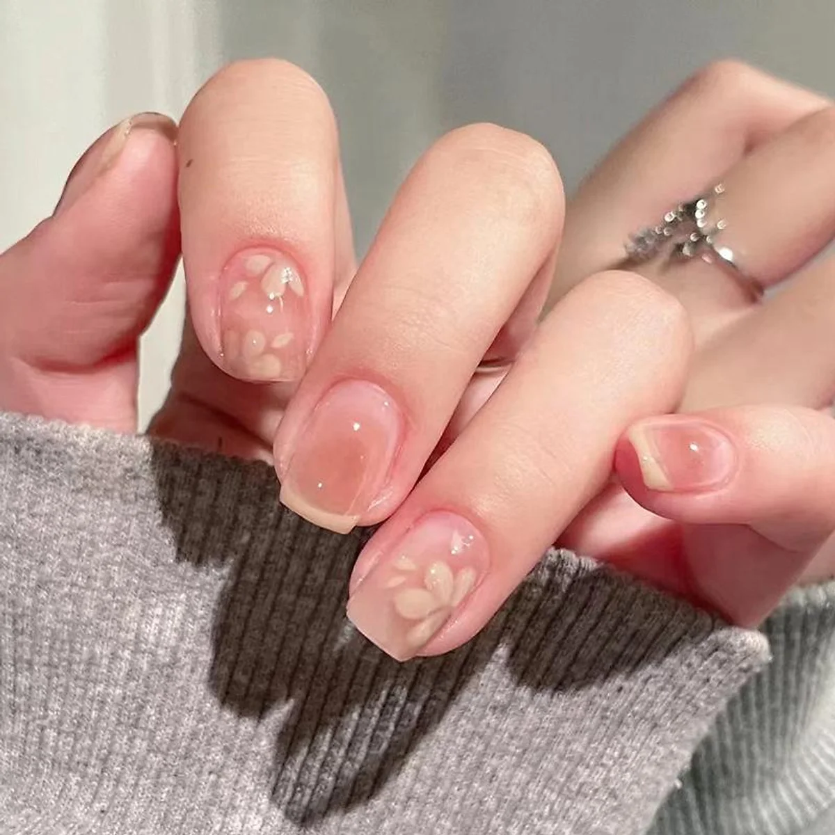 Mẫu nail hồng tự nhiên với họa tiết hoa nổi 3D đáng yêu