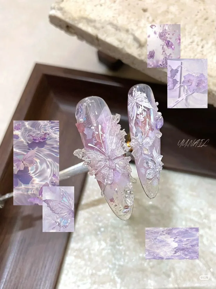 Móng tay giả trong suốt màu tím nhạt với hoa nổi và họa tiết 3D lộng lẫy