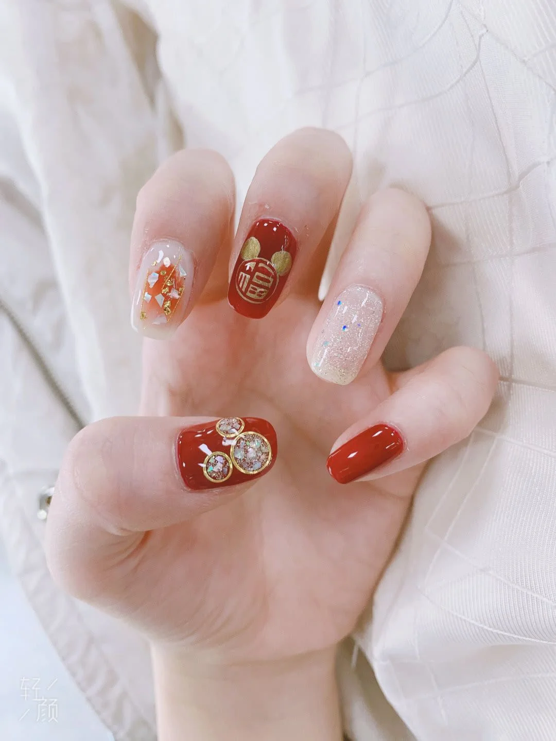 Mẫu nail nhiều màu pastel và đỏ với họa tiết trang trí nổi bật