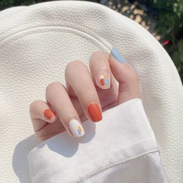 Mẫu móng tay pastel phối xanh, cam và họa tiết tối giản