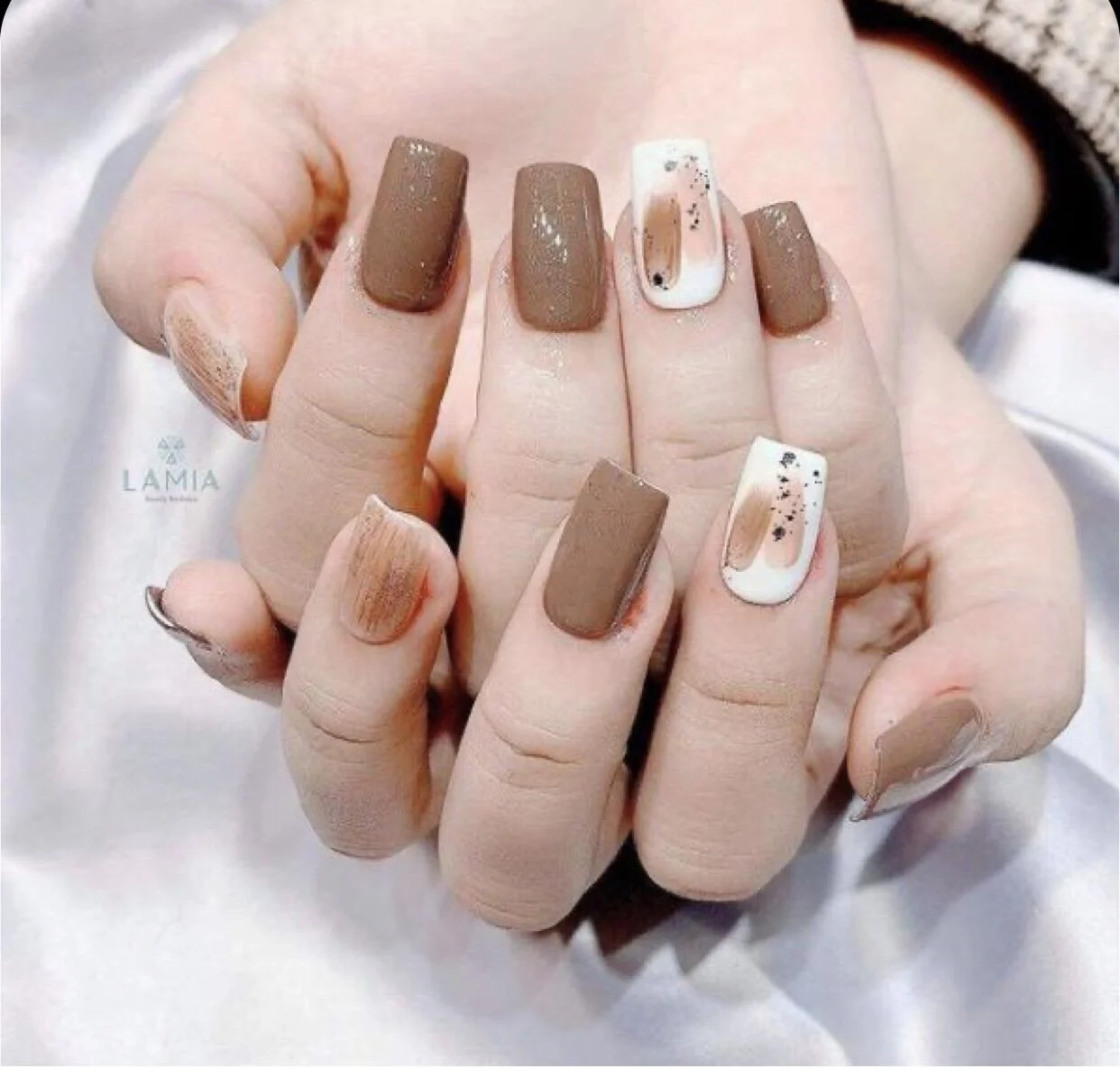 Mẫu móng tay đẹp màu nâu mocha và trắng với họa tiết chấm đen độc đáo