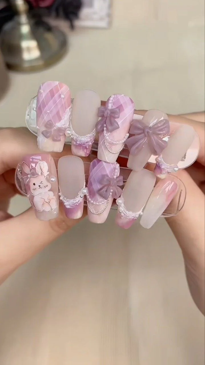 Bộ móng tay giả màu hồng trang trí hoa nổi và họa tiết nữ tính