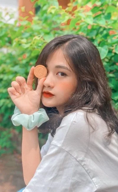 chụp ảnh che mặt ngại ngùng