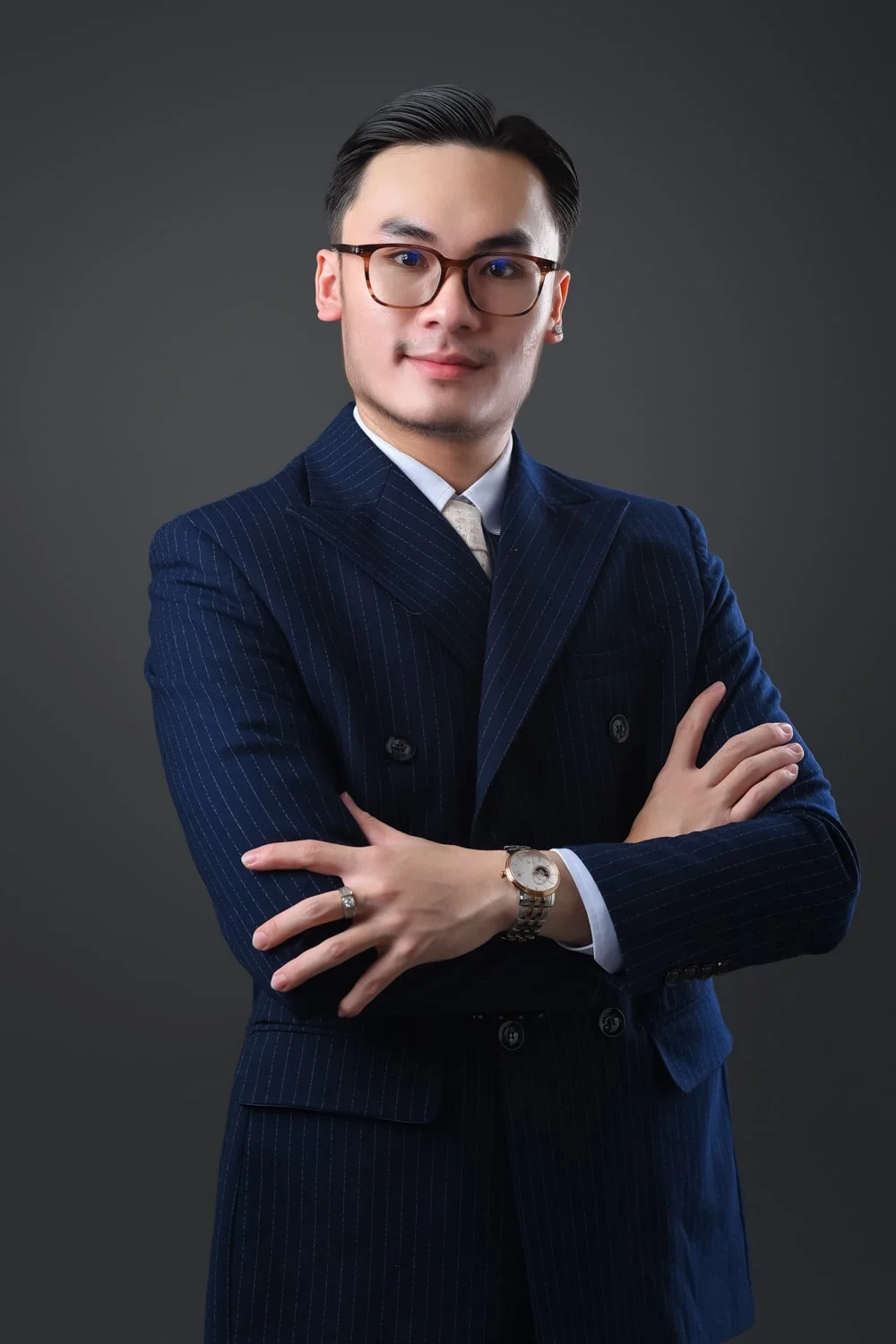 Anh doanh nhan nam 10 min