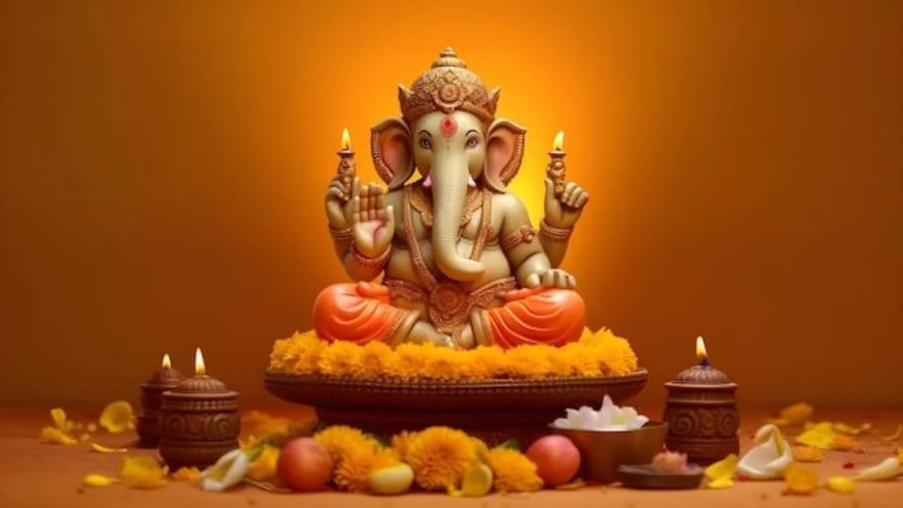 Hình nền máy tính cute với tượng thần Ganesha giữa ánh nến và hoa quả trên nền cam ấm áp