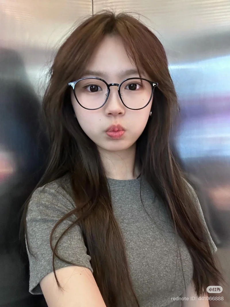 89+ gái xinh đeo kính dễ thương và thu hút mọi ánh nhìn
