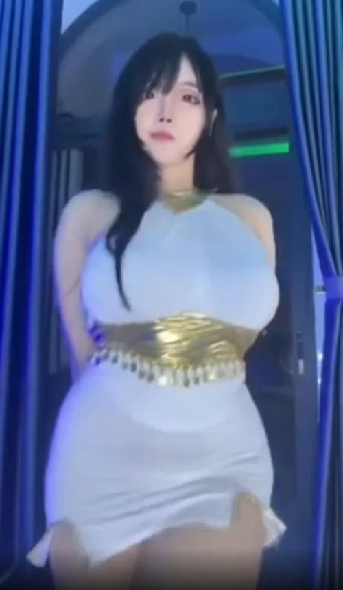 Pi Tiên bất ngờ 'chiêu đãi' fan nam clip không che cực cuốn - Báo Tri thức & Cuộc sống