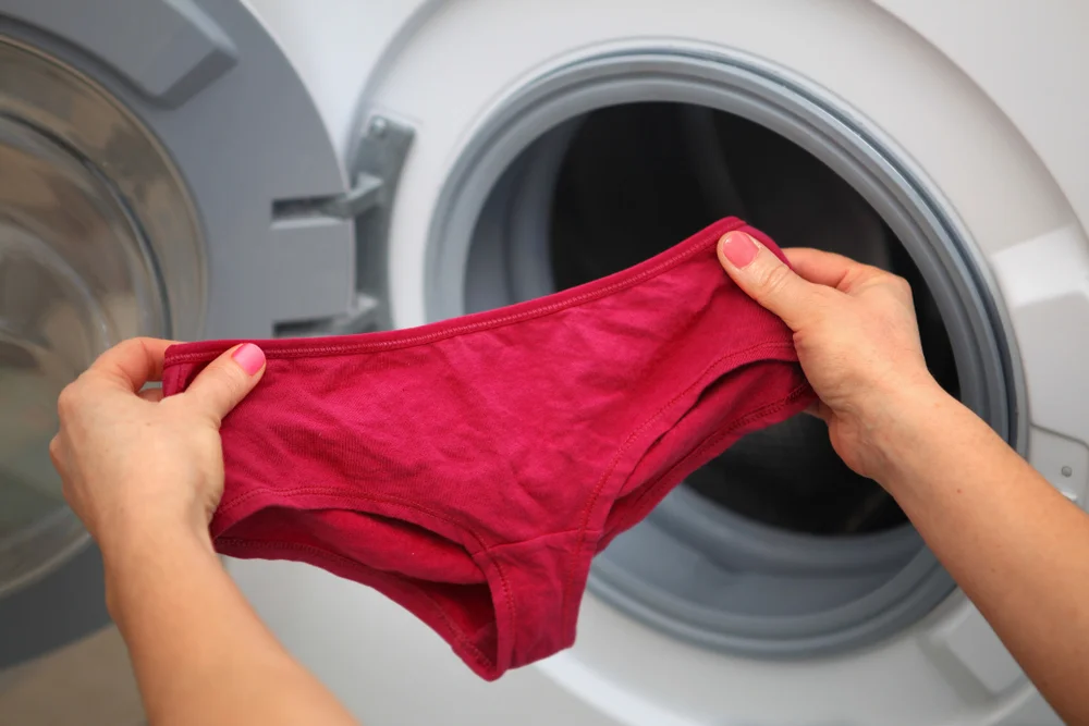 Rỉ ối có chảy liên tục không? Cách phân biệt với các tình trạng khác