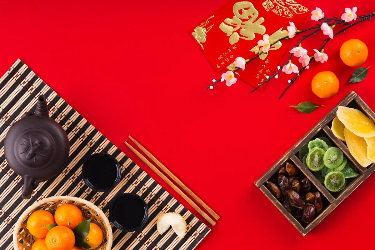 Mâm quả và trà bánh trang trí Tết Nguyên Đán