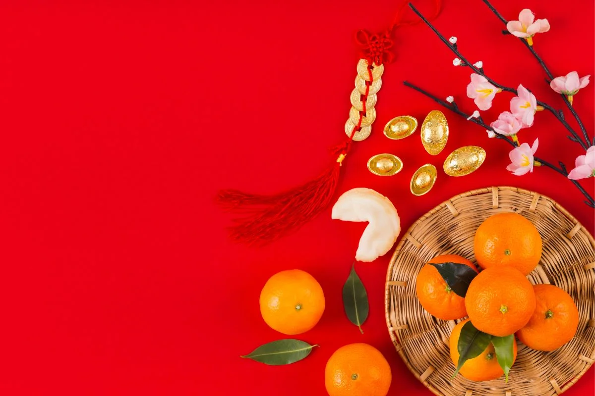 Trang trí Tết Nguyên Đán với cam và hoa mai