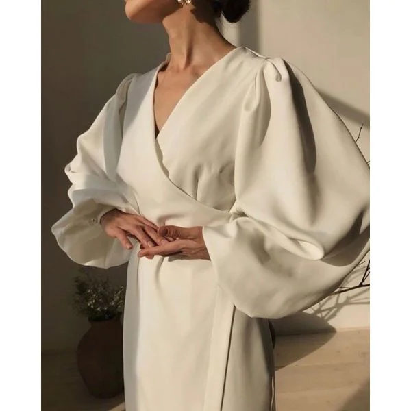 Người phụ nữ mặc những mẫu đầm linen đẹp màu trắng với thiết kế tay phồng sang trọng