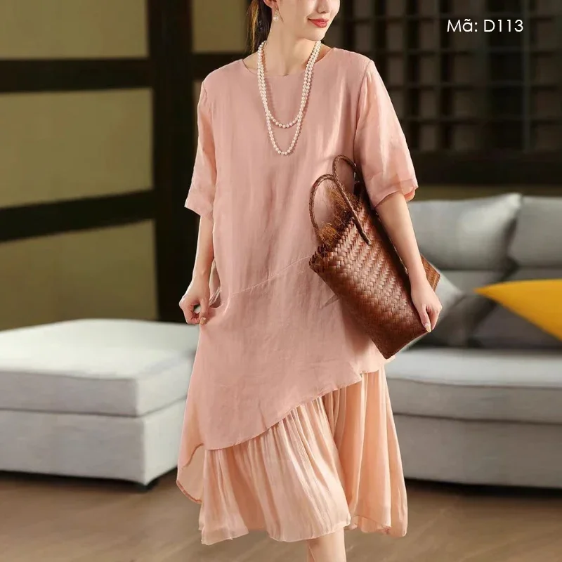 Người mẫu mặc những mẫu đầm linen đẹp màu hồng pastel phối cùng túi xách và vòng ngọc trai.