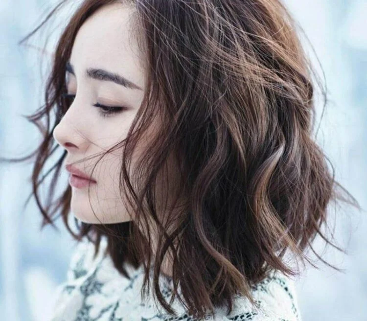 Tóc xoăn hippie ngắn nhuộm highlight nâu khói gợn sóng bồng bềnh