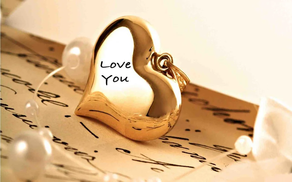 Ảnh làm hình nền trái tim vàng lãng mạn trên giấy thư cổ