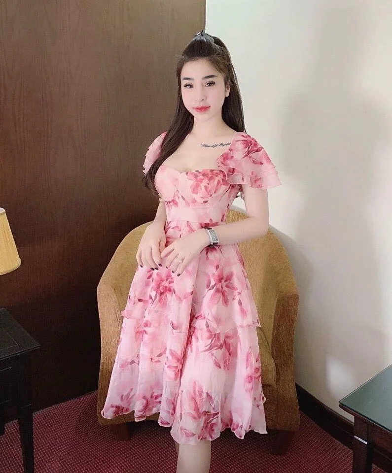 Đầm Xòe Ngắn Họa Tiết Hoa Cổ Vuông màu Hồng Phối Tầng