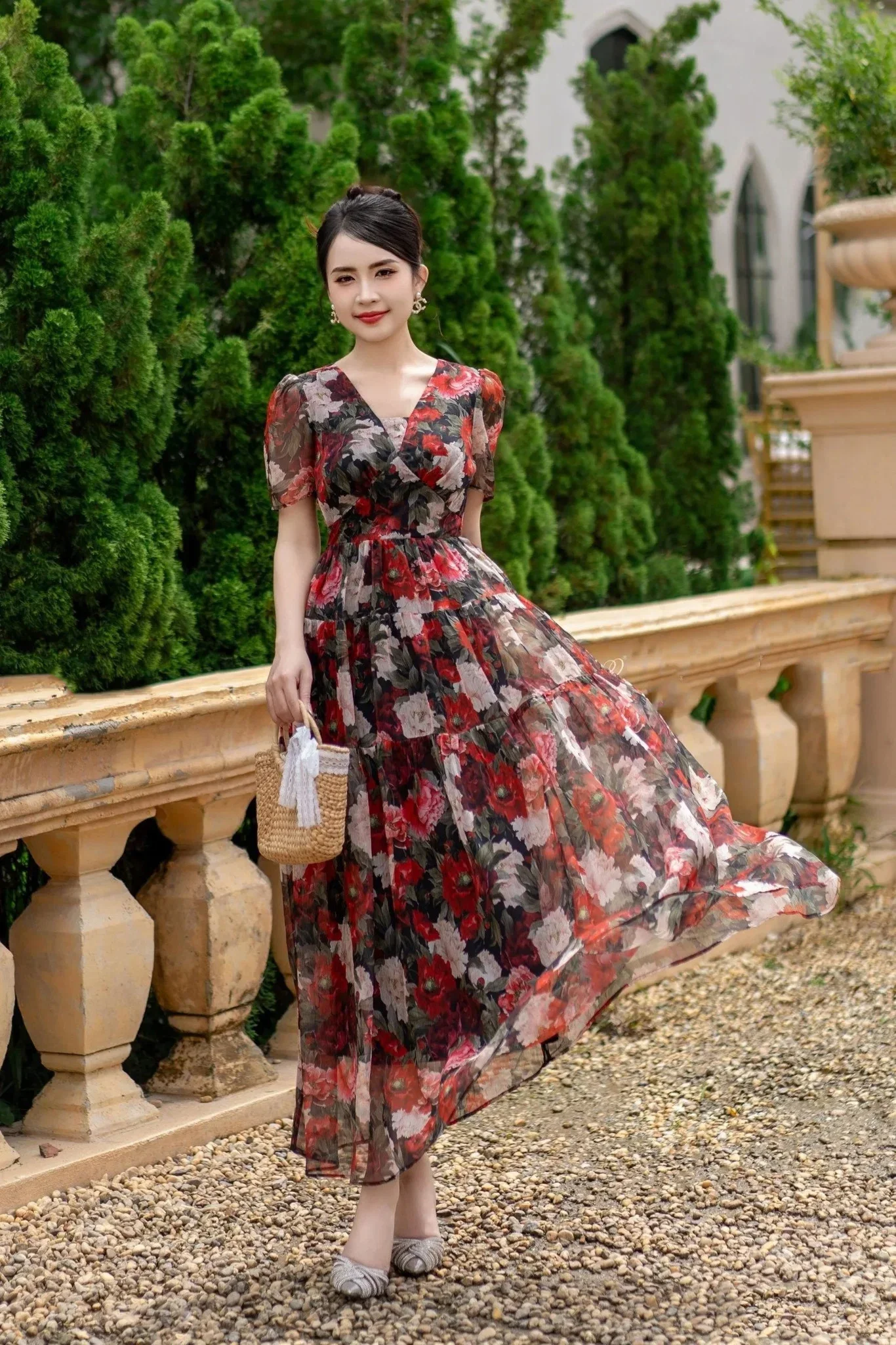 Đầm Voan Xòe Họa Tiết Hoa Cổ V màu Đỏ Đen Phối Bèo Tầng