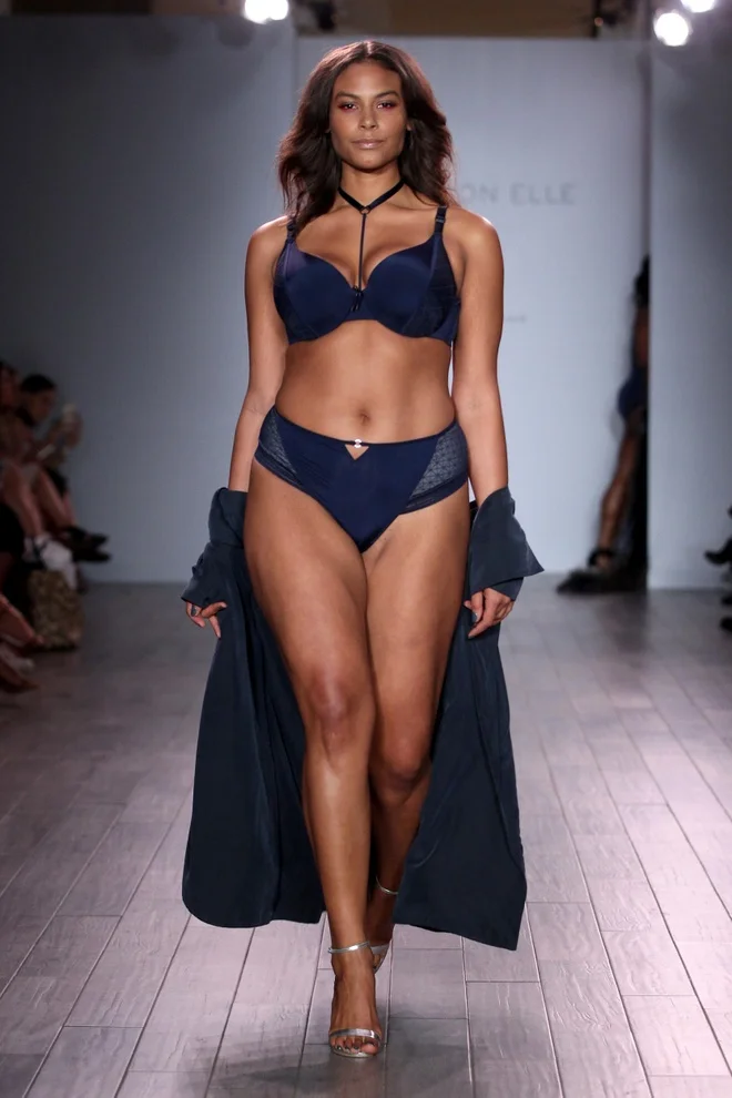 Người mẫu bikini và nội y màu xanh navy sải bước trên sàn catwalk