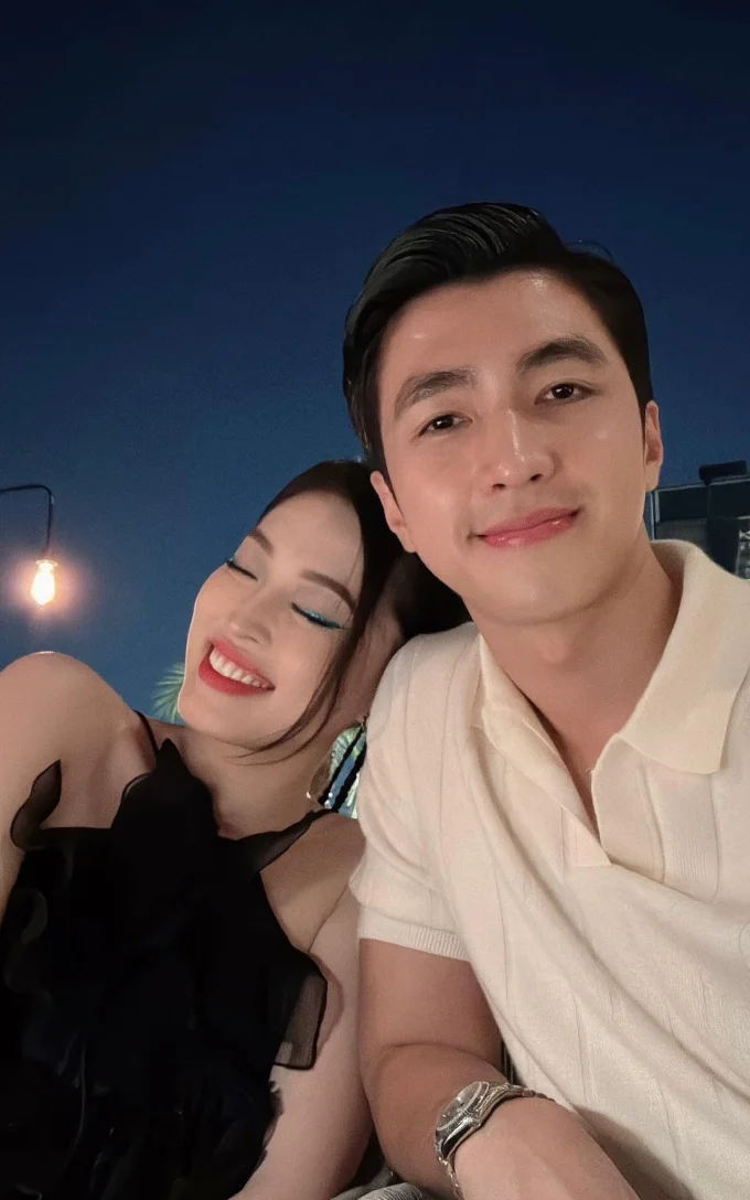 Lộ clip vợ chồng Á hậu Phương Nga - Bình An "động tay động chân" trên bàn ăn, chuyện gì đây?