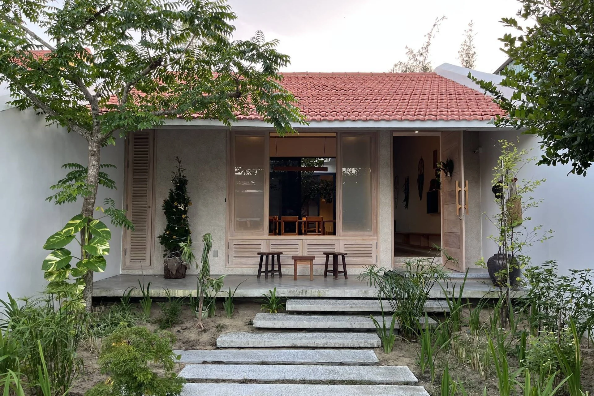 Mẫu nhà cấp 4 mái ngói đỏ, hiên nhà rộng và sân vườn xanh