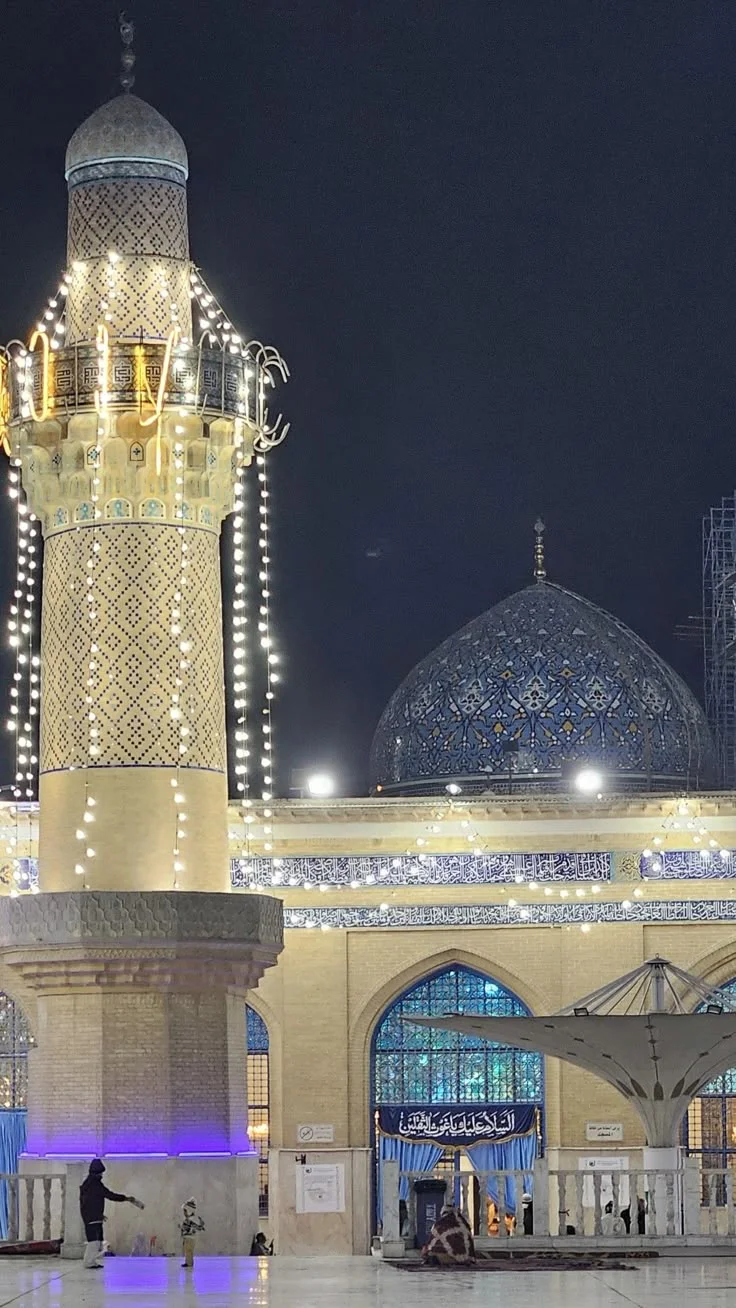 Thánh đường Hồi giáo về đêm với tháp minaret phát sáng và mái vòm xanh