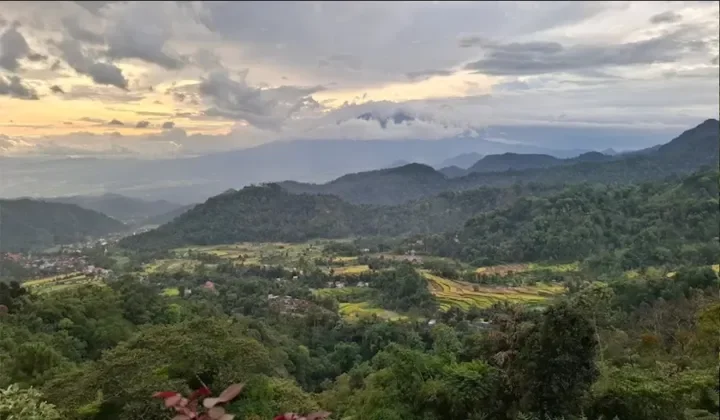 Ảnh nền đẹp hoàng hôn trên dãy núi và thung lũng mây trắng