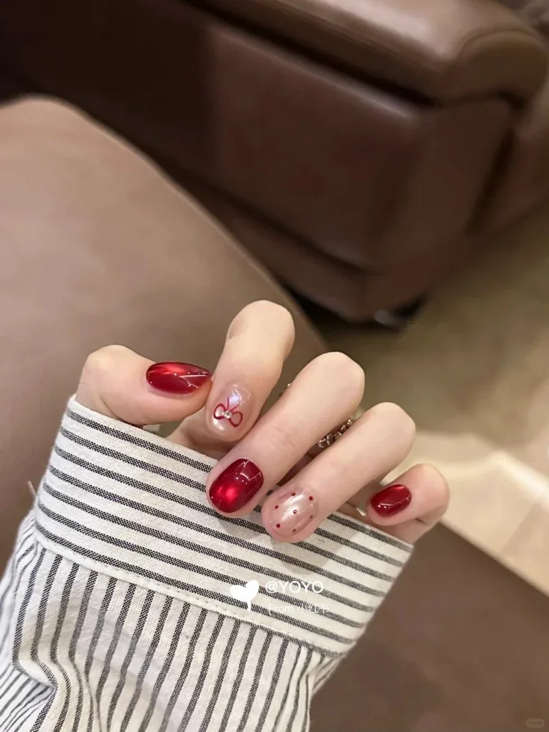 Mẫu nail đỏ phối họa tiết nơ xinh xắn