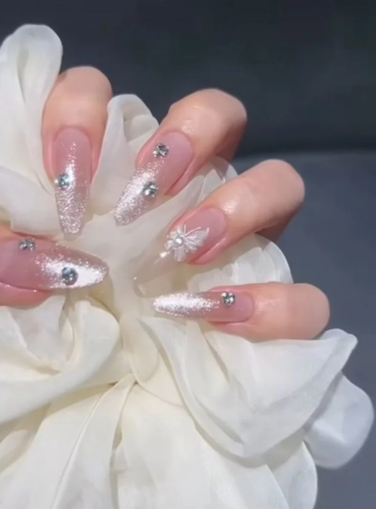 Mẫu Nail Mắt Mèo Đính Đá Và Họa Tiết Chú Bướm Tại Lisa - Nail Salon Quận 7