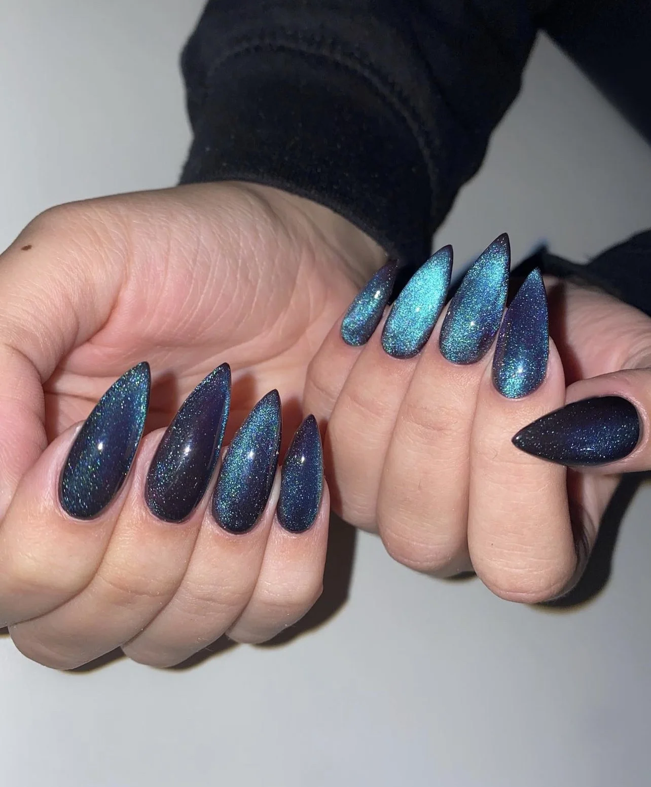 Mẫu nail mắt mèo nhọn màu xanh đen