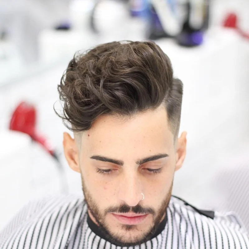 Kiểu tóc xoăn nam đẹp với phong cách undercut hiện đại tại salon.