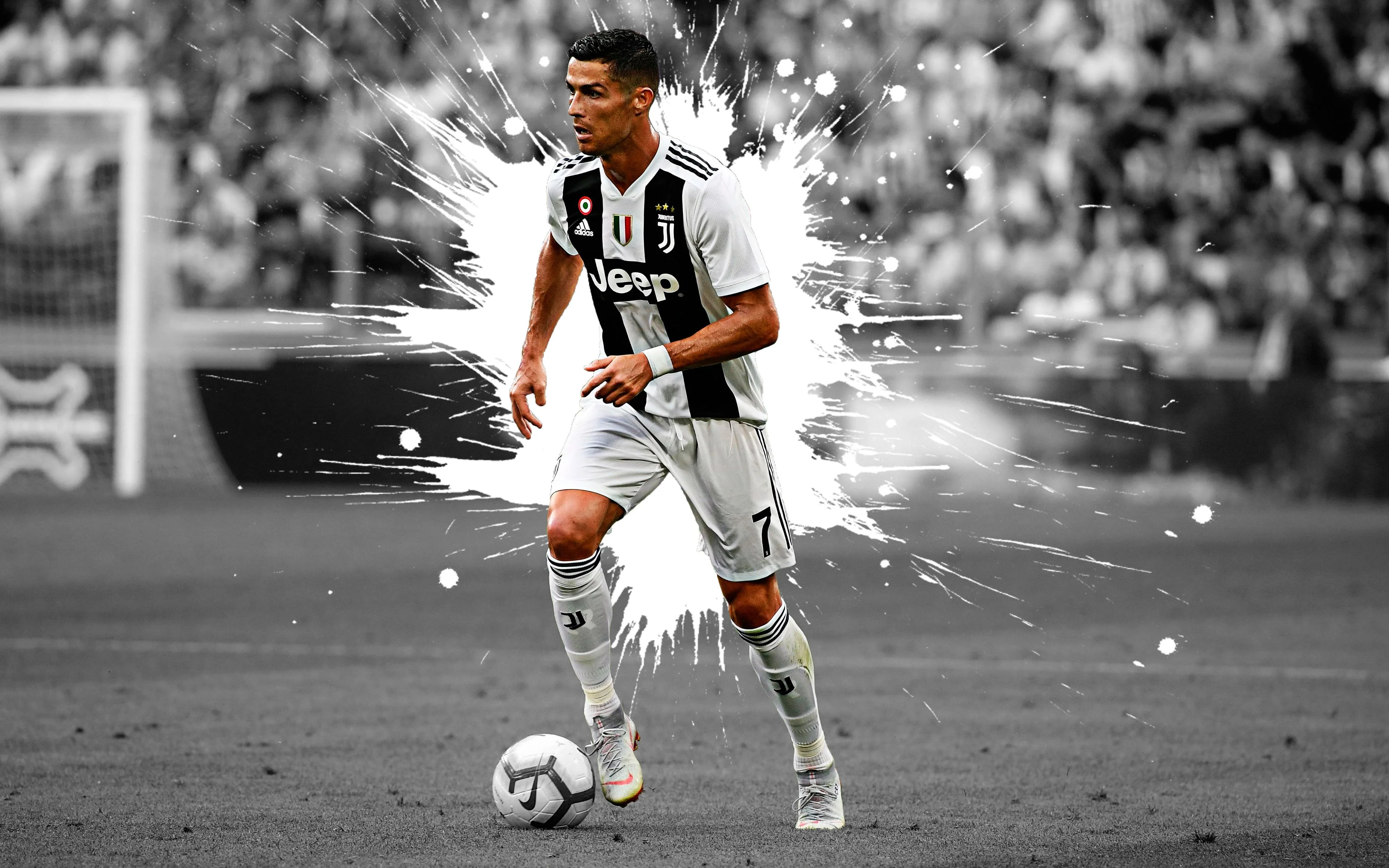 hình ảnh ronaldo đang thi đấu trên sân cỏ với hiệu ứng nghệ thuật đẹp mắt